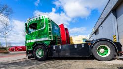 20260329-Tom-Holding-00387